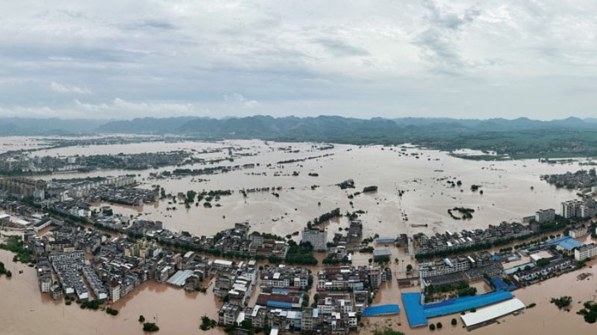 Guangxi again into flooding: Ningming residents evacuated in rubber boats, 5.4 thousand people behind the transfer for the second disaster test in a month