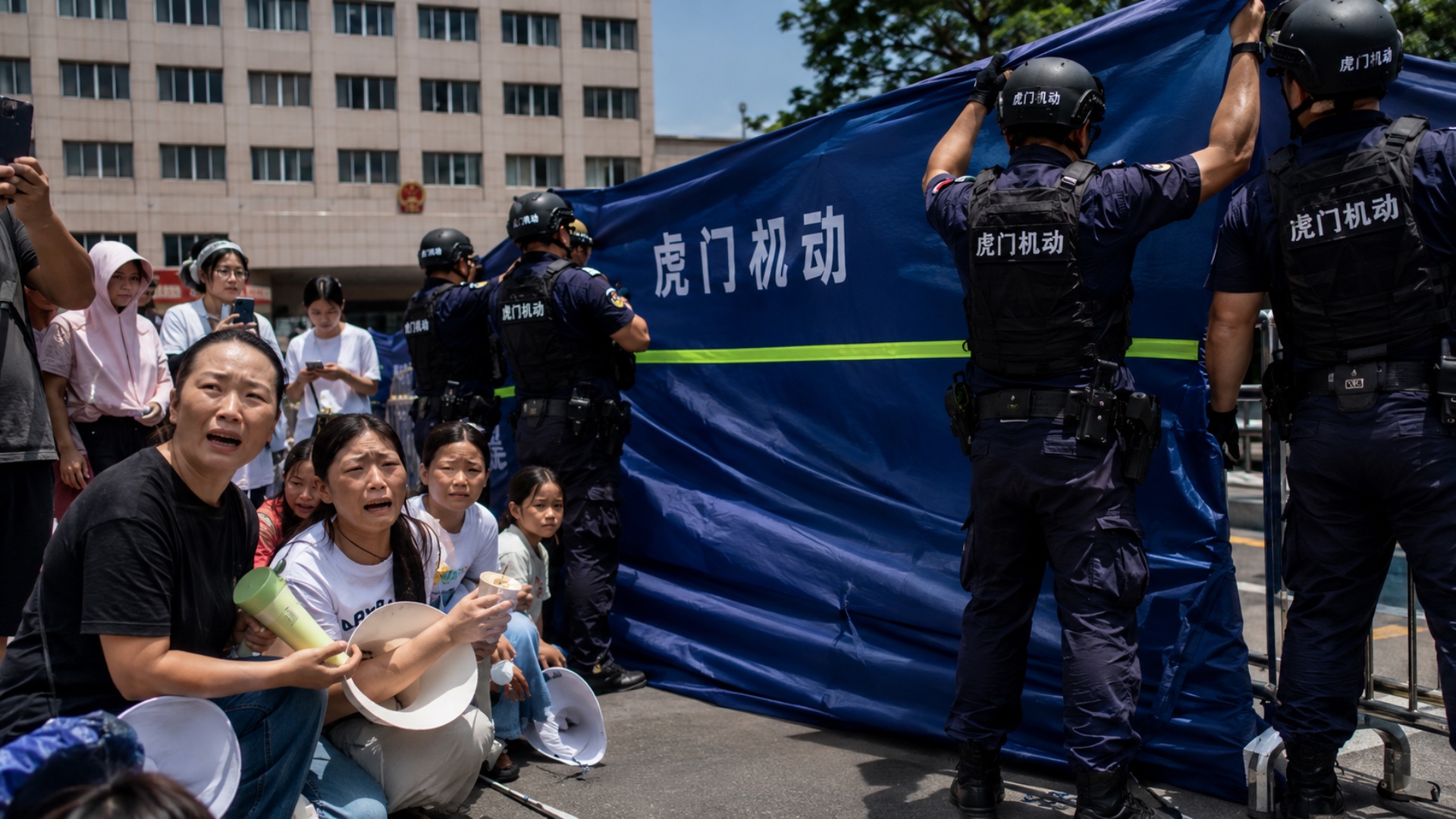 Onderwijsangst onder de blauwe doek: Ouders van Dongguan Tiger op hun knieën protesteren tegen de toewijzing van graden, het behoud van de doek veroorzaakt aandacht