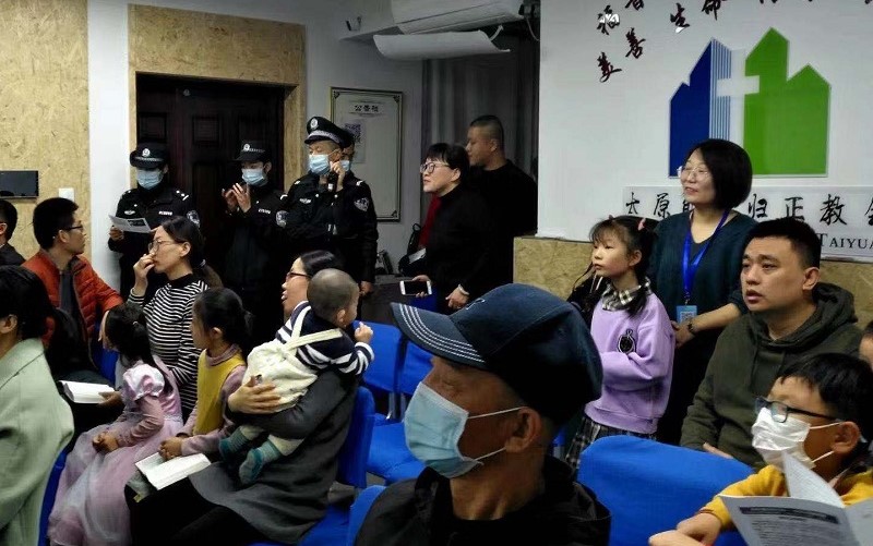 资料图:2020年太原郇城归正教会聚会现场,后方可见执法人员。图片用于说明该教会过往遭遇执法行动。|来源:Guiame / Taiyuan Xuncheng Reformed Church