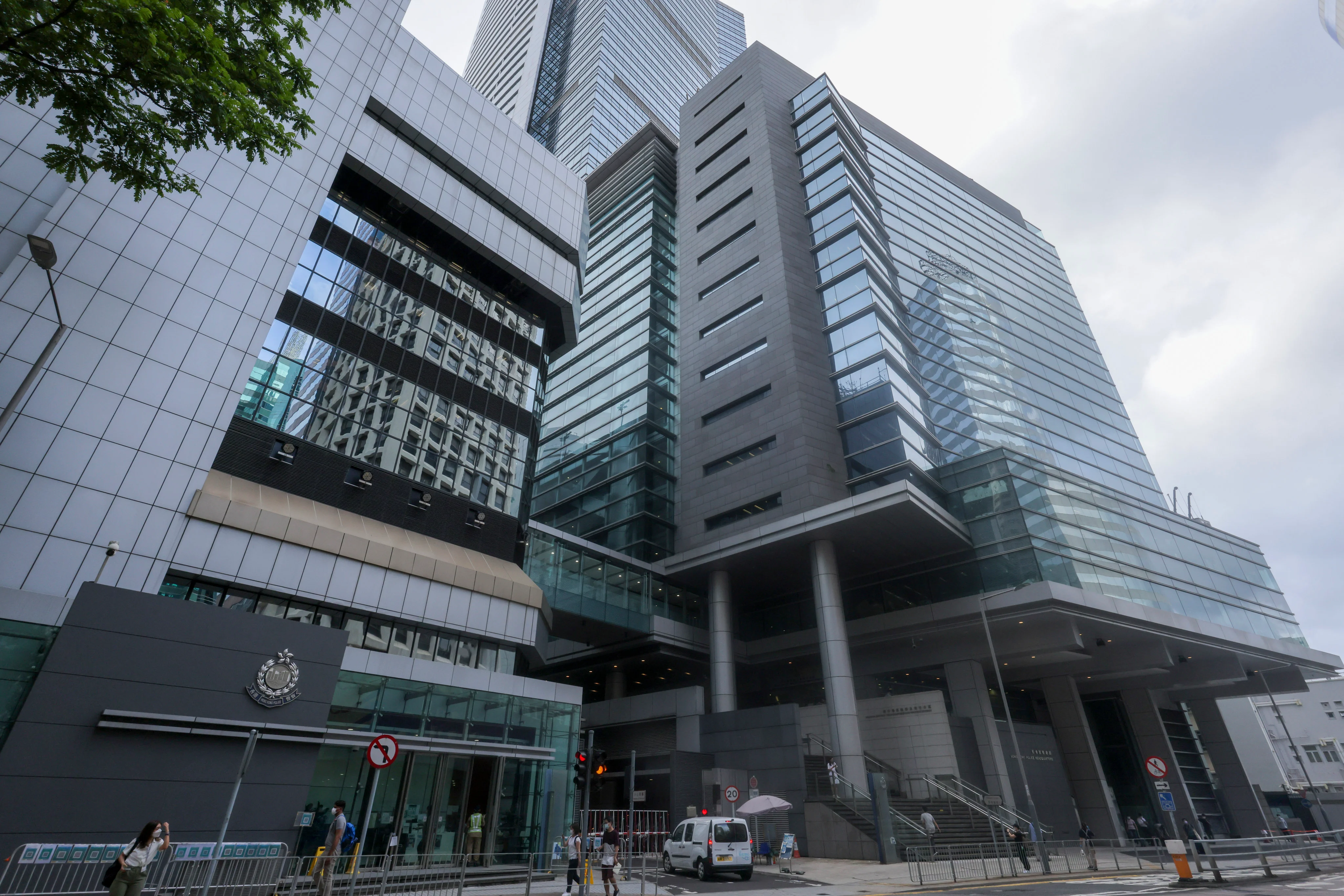 香港警察总部。警方国家安全处称,9月30日拘捕一名37岁男子及一名58岁女子,案件涉及《维护国家安全条例》第24条。|来源:South China Morning Post / Jelly Tse