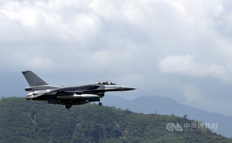 2026年10月2日，编号6727的全新F-16V Block 70战机飞抵台东志航空军基地。台湾向美国采购的66架新造F-16V由此进入实际交付阶段。｜来源：中央社 / 游凯翔