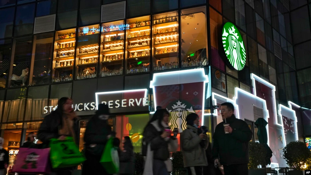 资料照片:北京商业街上的星巴克门店。美国国会众议院中国特设委员会10月1日批评星巴克在新疆新开两家门店。|来源:美国之音