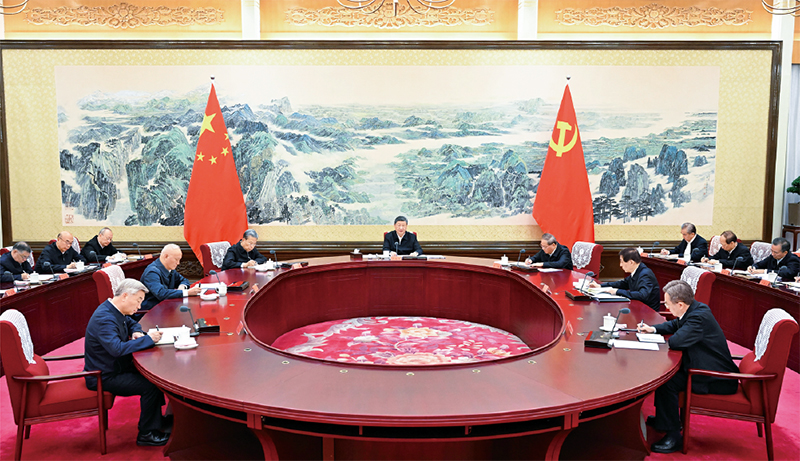习近平主持中共中央政治局会议资料图。五中全会召开前，政治局已把“全面从严治党”确定为核心议题。｜来源：新华社