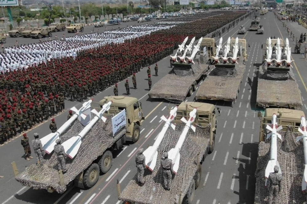 胡塞武装在也门萨那阅兵中展示导弹等武器系统。|来源:Al Jarida / Houthi media