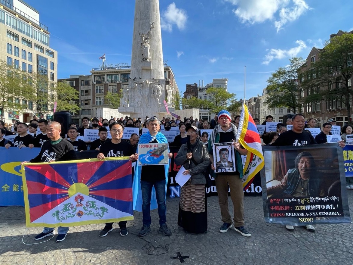 水坝广场上的共同旗帜:阿姆斯特丹多族群把“民族团结法”指向境外镇压