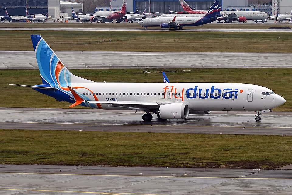 flydubai波音737-8 MAX资料图。FZ1073在空中发生驾驶舱暴力袭击后紧急降落沙特。｜来源：Wikimedia Commons / Anna Zvereva