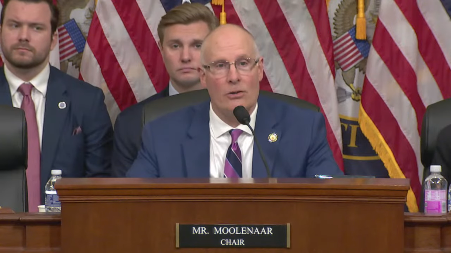 美国众议院中国问题特别委员会主席John Moolenaar在国会听证会上。|来源:American Institute of Physics / congressional hearing screenshot