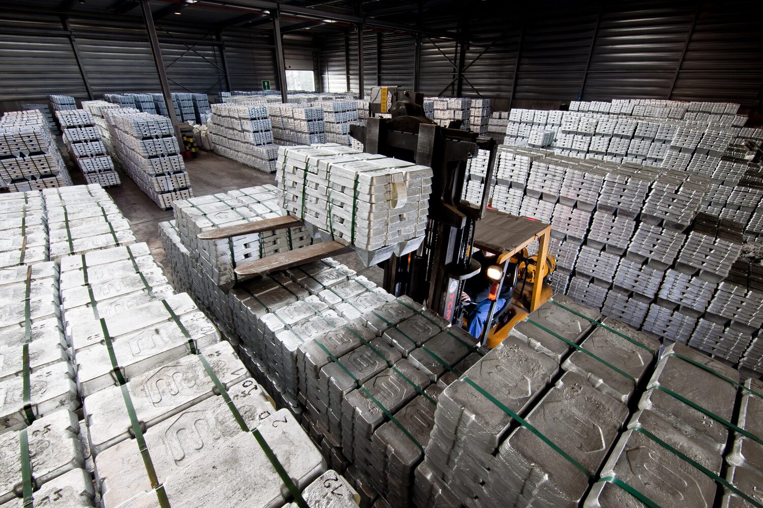 欧洲金属仓库中的锌锭资料图｜来源：Flanders Metals Valley