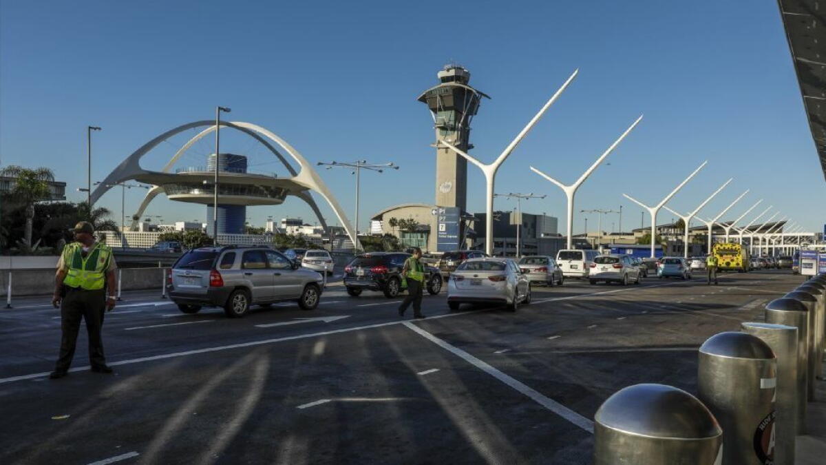 洛杉矶国际机场资料图。Zhang在准备离境前于机场被FBI逮捕｜来源：Los Angeles Times