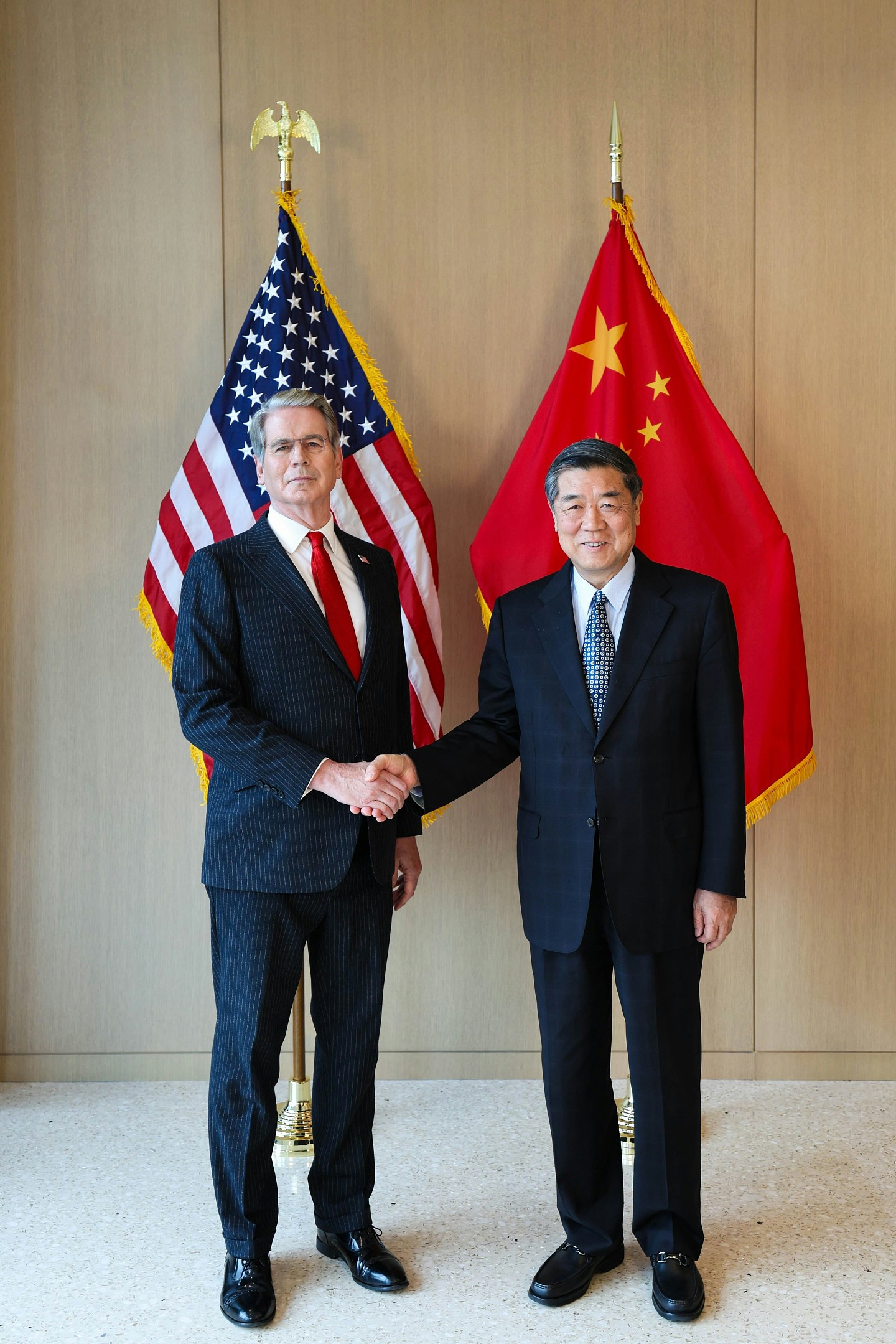 美国财长贝森特与中国副总理何立峰在纽约会谈。双方曾讨论建立AI安全对话与事故通报机制|来源:今日悉尼