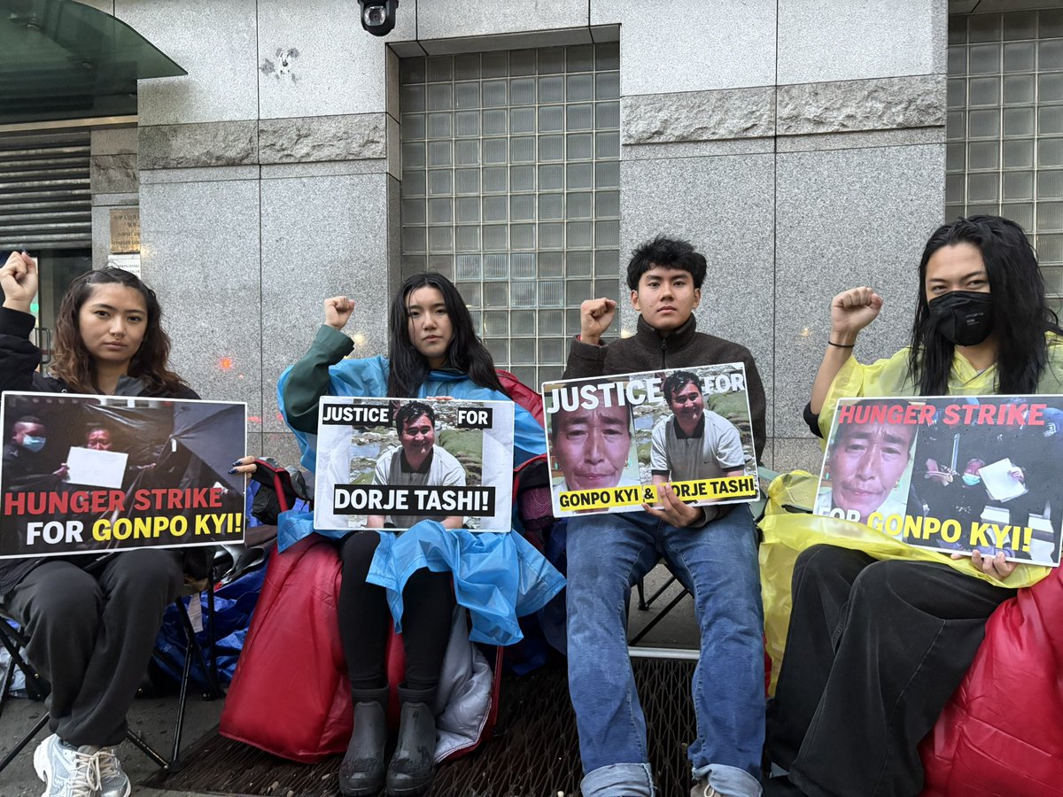 海外西藏活动人士举牌要求为多吉扎西伸张正义｜来源：Students for a Free Tibet / X