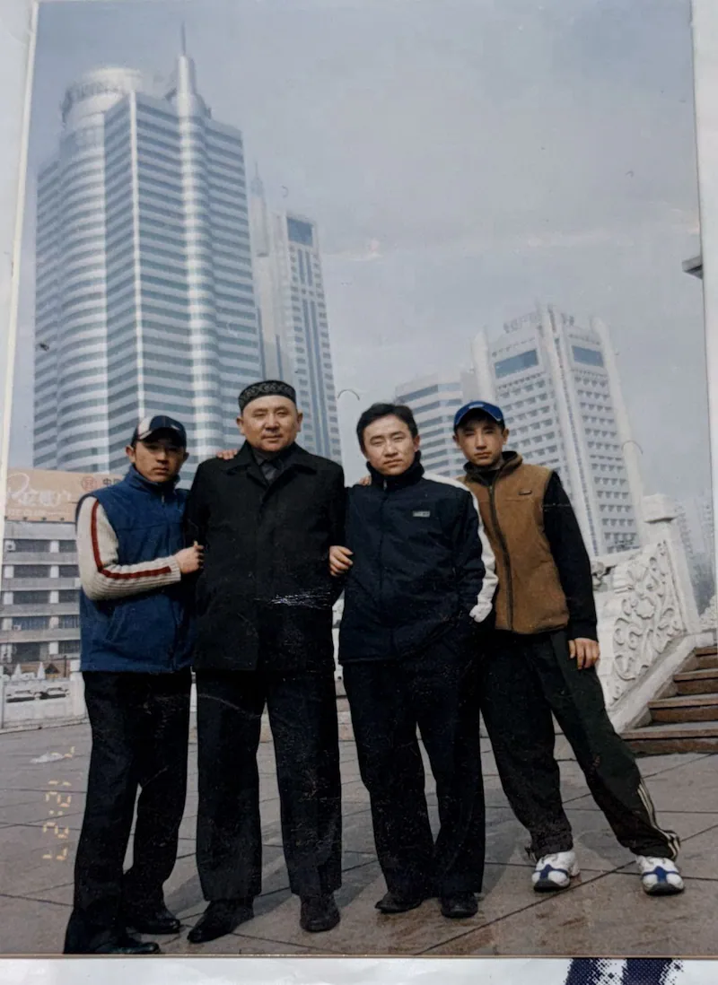 新疆塔城托里县清真寺前伊玛目哈里米提·切格尔一家人合影。图片由阿塔珠尔特提供｜来源：自由亚洲电台 / 阿塔珠尔特提供