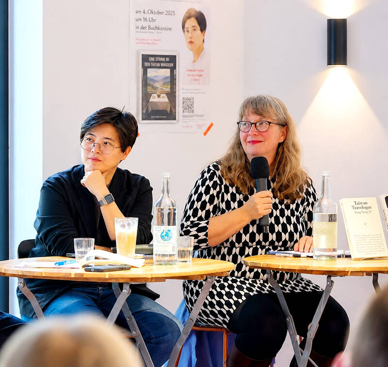 杨双子在慕尼黑文学活动现场，与德方参与者进行交流｜来源：CNA / Taipei Times