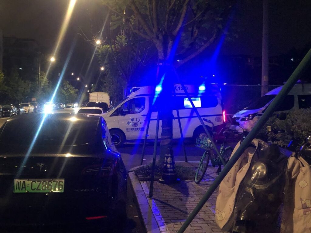 9月11日晚，一辆救护车停在成都红牌楼派出所外；教会成员当时正在等待被带走的老人消息｜来源：ChinaAid / Courtesy Photo