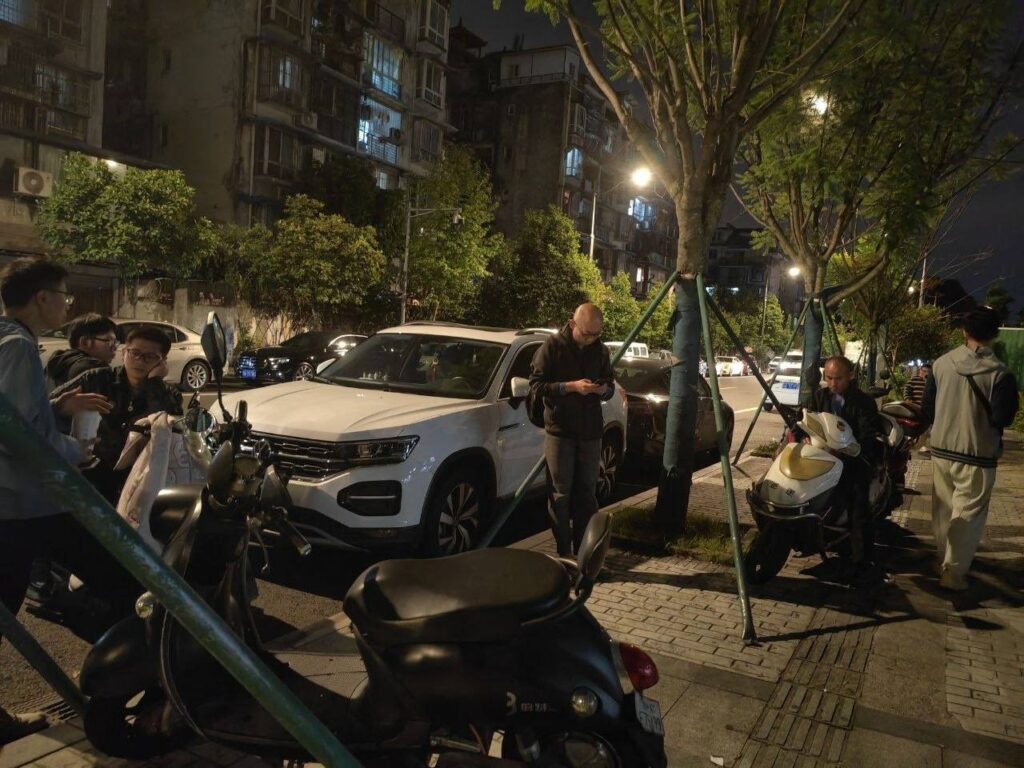 9月11日晚，秋雨圣约教会成员在成都红牌楼派出所外等待被带走成员的消息｜来源：ChinaAid / Courtesy Photo