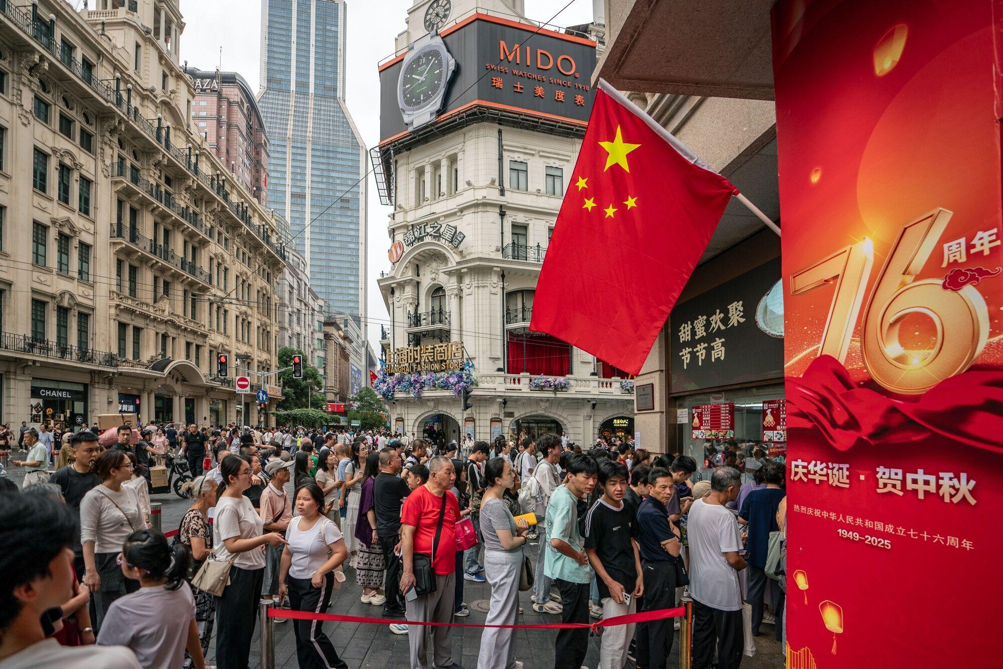 上海南京路黄金周人潮资料图｜来源：Al Khaleej
