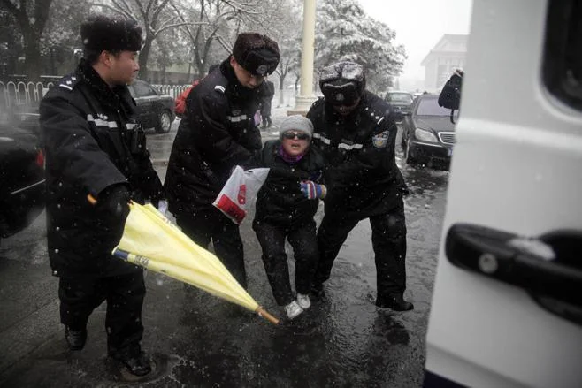 北京访民遭警方带离的历史资料图｜来源：Human Rights Watch / AP
