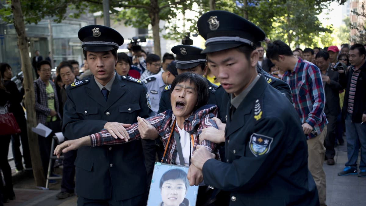 北京一名访民被警方带离的历史资料图｜来源：TODAY