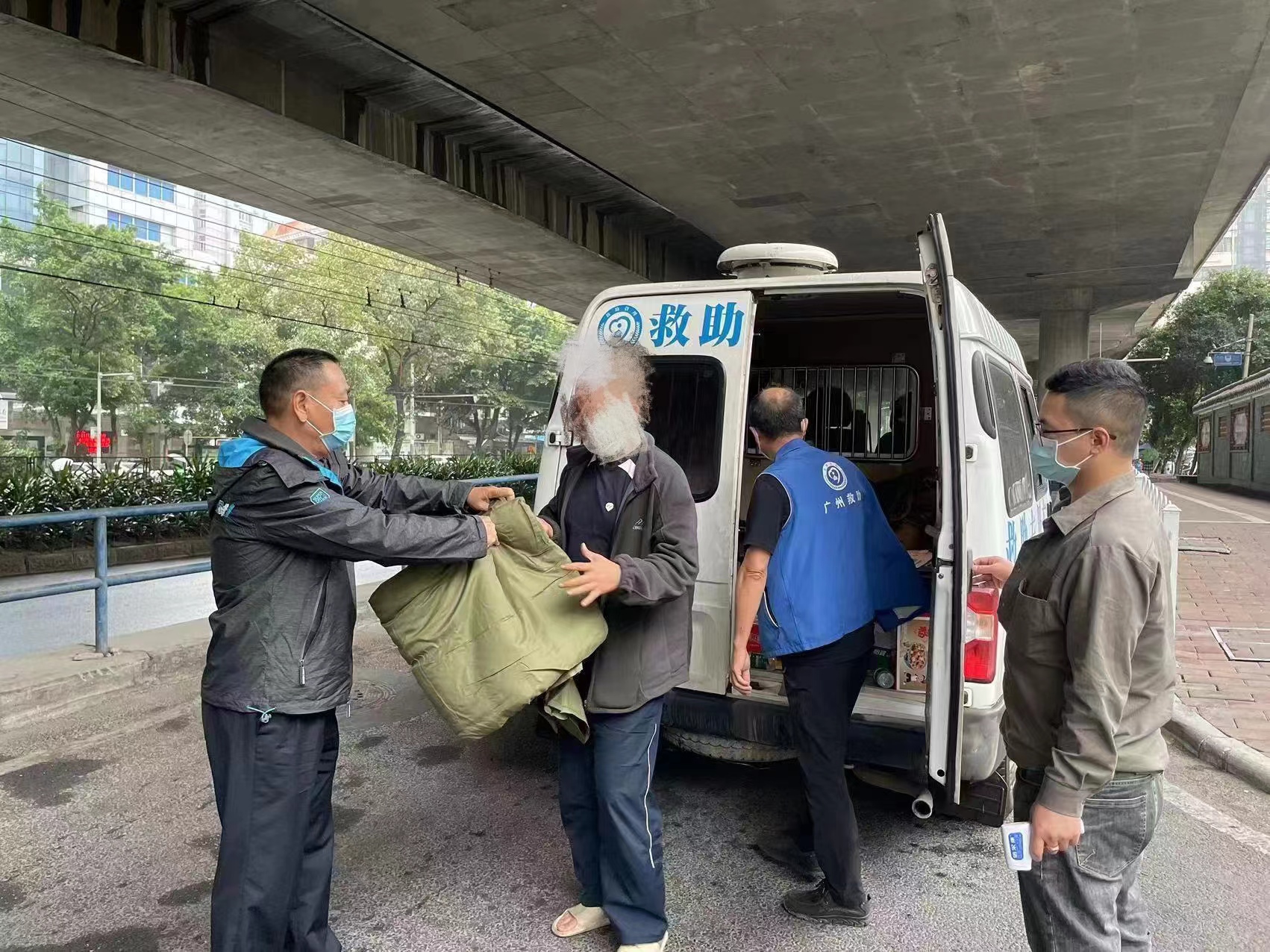 广州流动救助队向街头流浪人员发放御寒物资资料图｜来源：广州日报花城