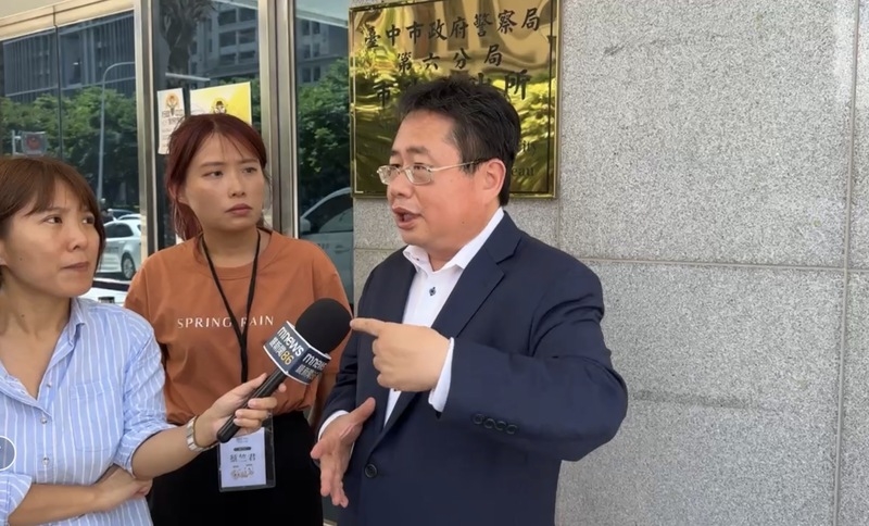矢板明夫遇袭后到警局报案并向媒体说明｜来源：大纪元