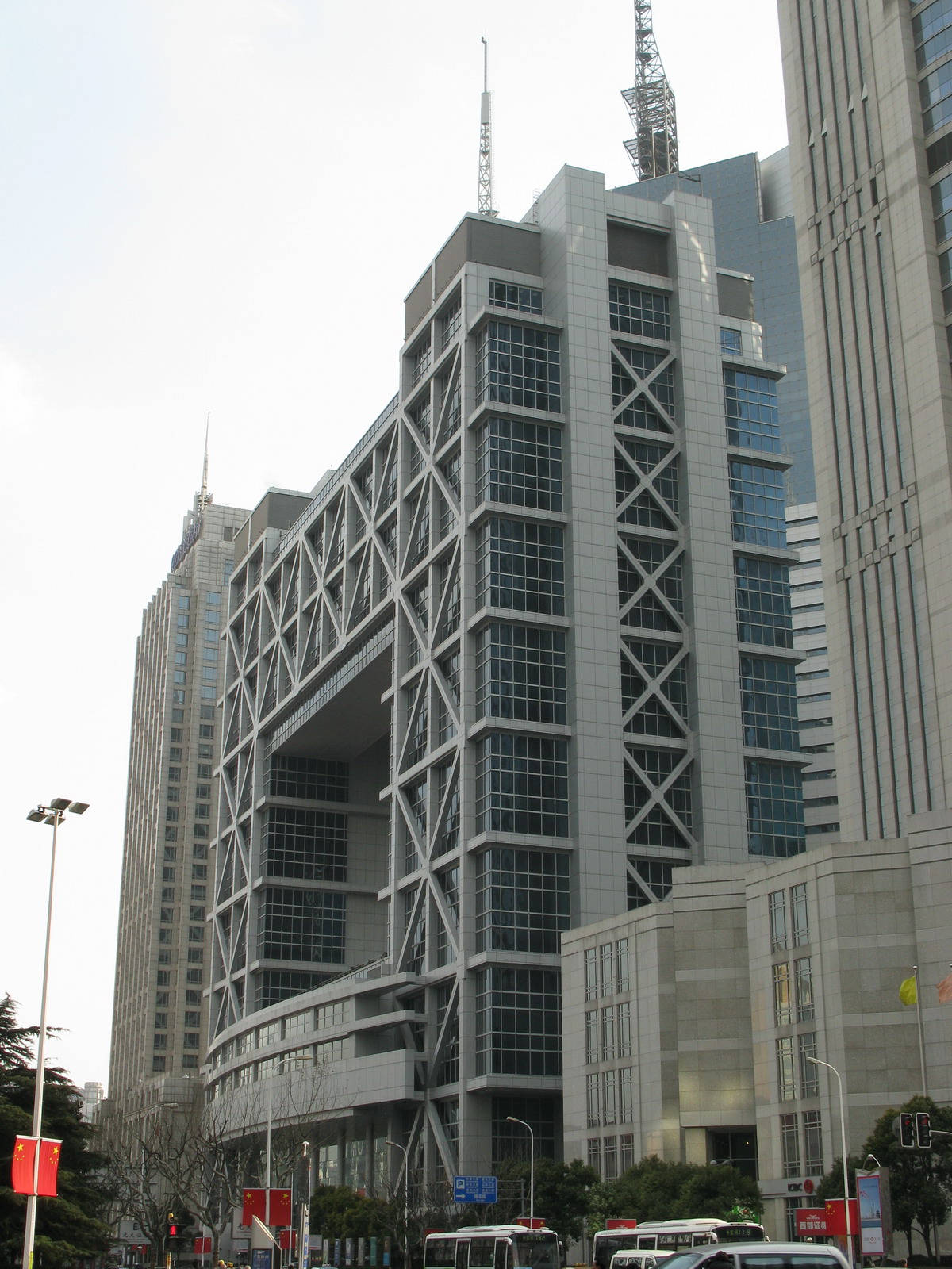 上海证券交易所大楼2008年历史资料图，非2026年股市现场。摄影Baycrest，Wikimedia Commons，CC BY-SA 2.5；未修改。https://creativecommons.org/licenses/by-sa/2.5/｜来源：Baycrest / Wikimedia Commons (CC BY-SA 2.5)