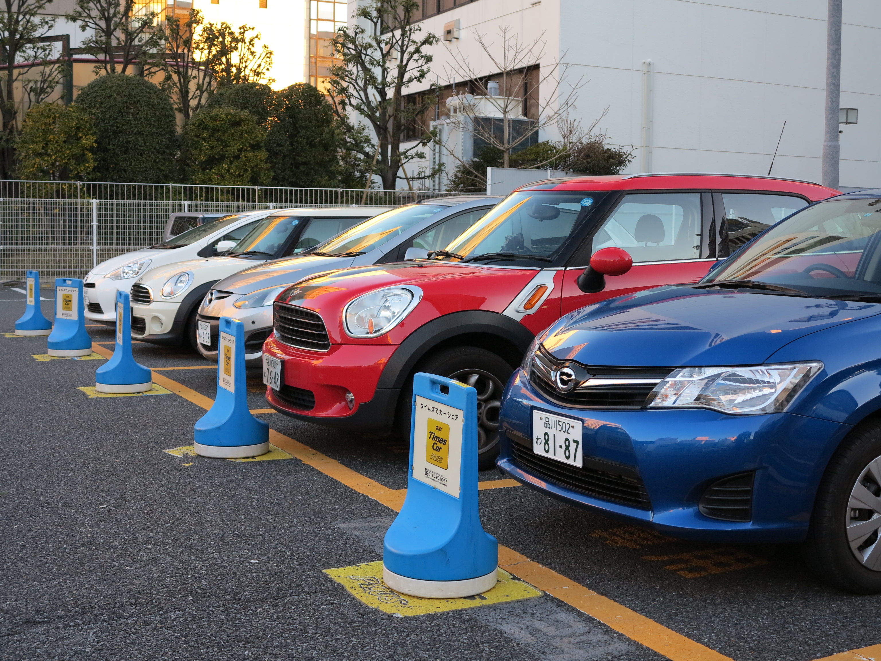 2015年东京涩谷的Times Car Plus汽车共享网点资料照片，非2026年资料泄露事件现场。摄影：Tatawidepine／Wikimedia Commons，公有领域｜来源：Tatawidepine / Wikimedia Commons