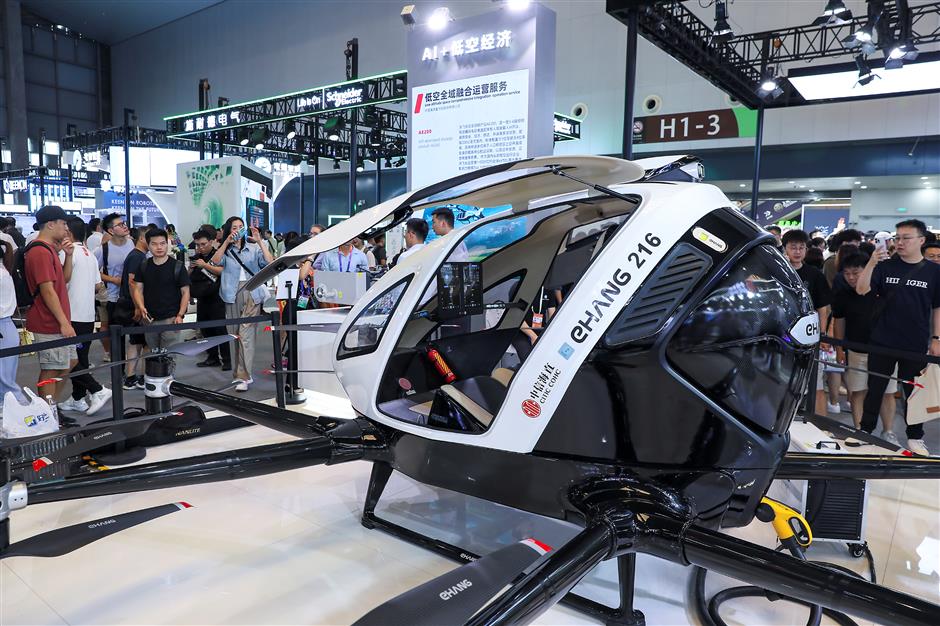 2024年低空载人飞行器在展会现场展示资料照片｜来源：Shanghai Daily / SHINE