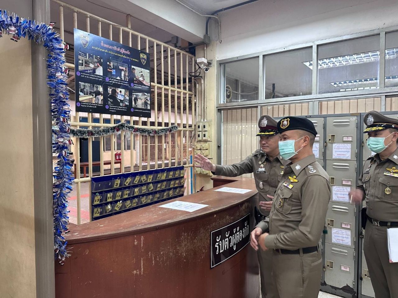 泰国Suan Phlu移民拘留设施的警方视察历史资料照片,不是白兆东本人|来源:Thairath