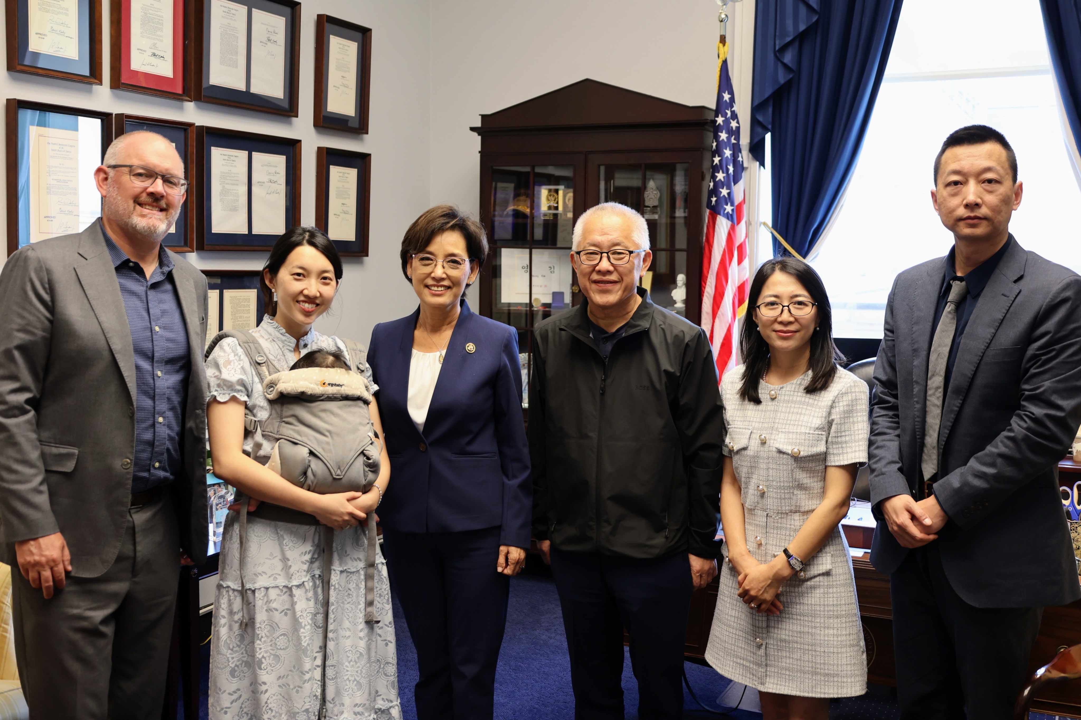 金明日获释后与家人会见美国众议员Young Kim，2026年7月资料照片；2026年兰托斯奖颁奖典礼定于12月10日，尚未举行｜来源：美国众议员Young Kim办公室 / Wikimedia Commons