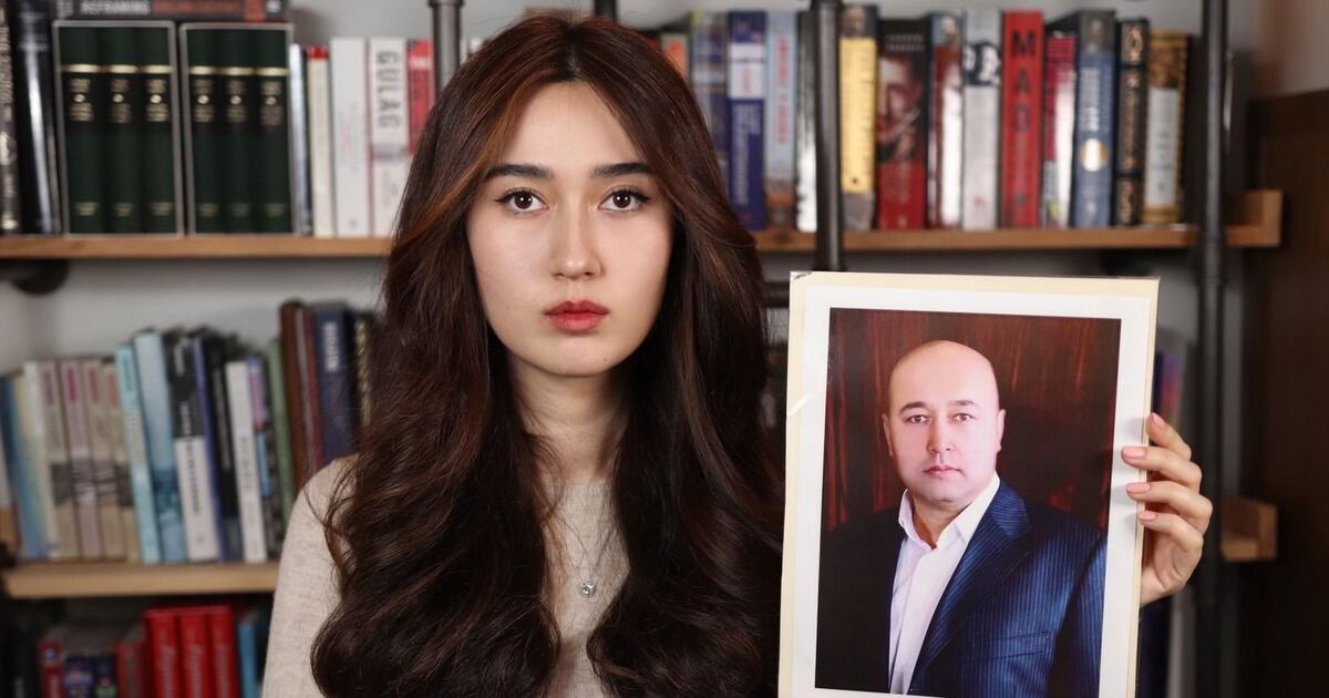 家属展示牙里坤·肉孜肖像的历史资料画面。图片与2023年联合国任意拘留意见相关报道有关|来源:自由亚洲电台
