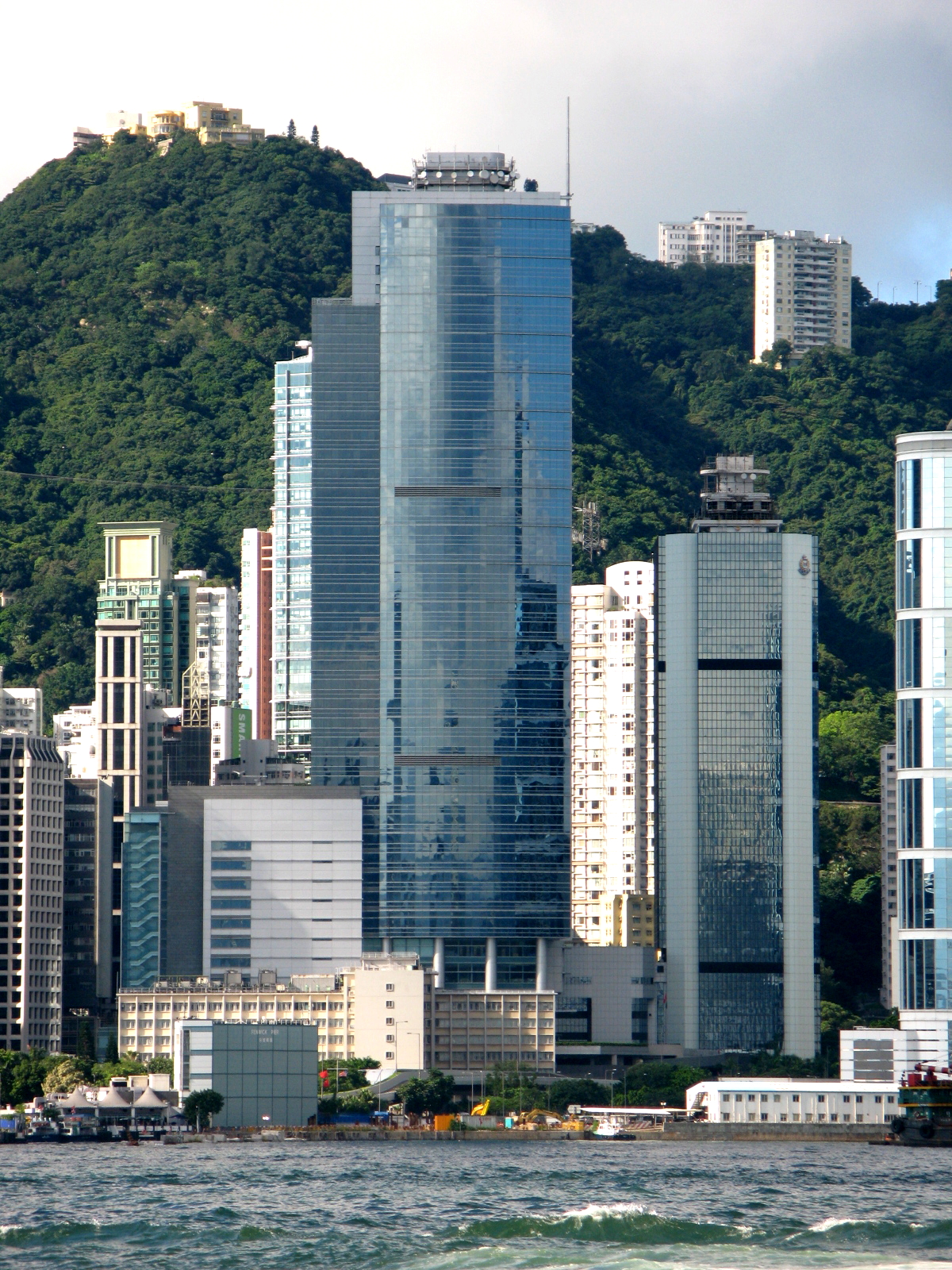 香港警察总部警政大楼。资料照片，并非本次拘捕现场。摄影：WiNG，CC BY 3.0｜来源：Wikimedia Commons / WiNG