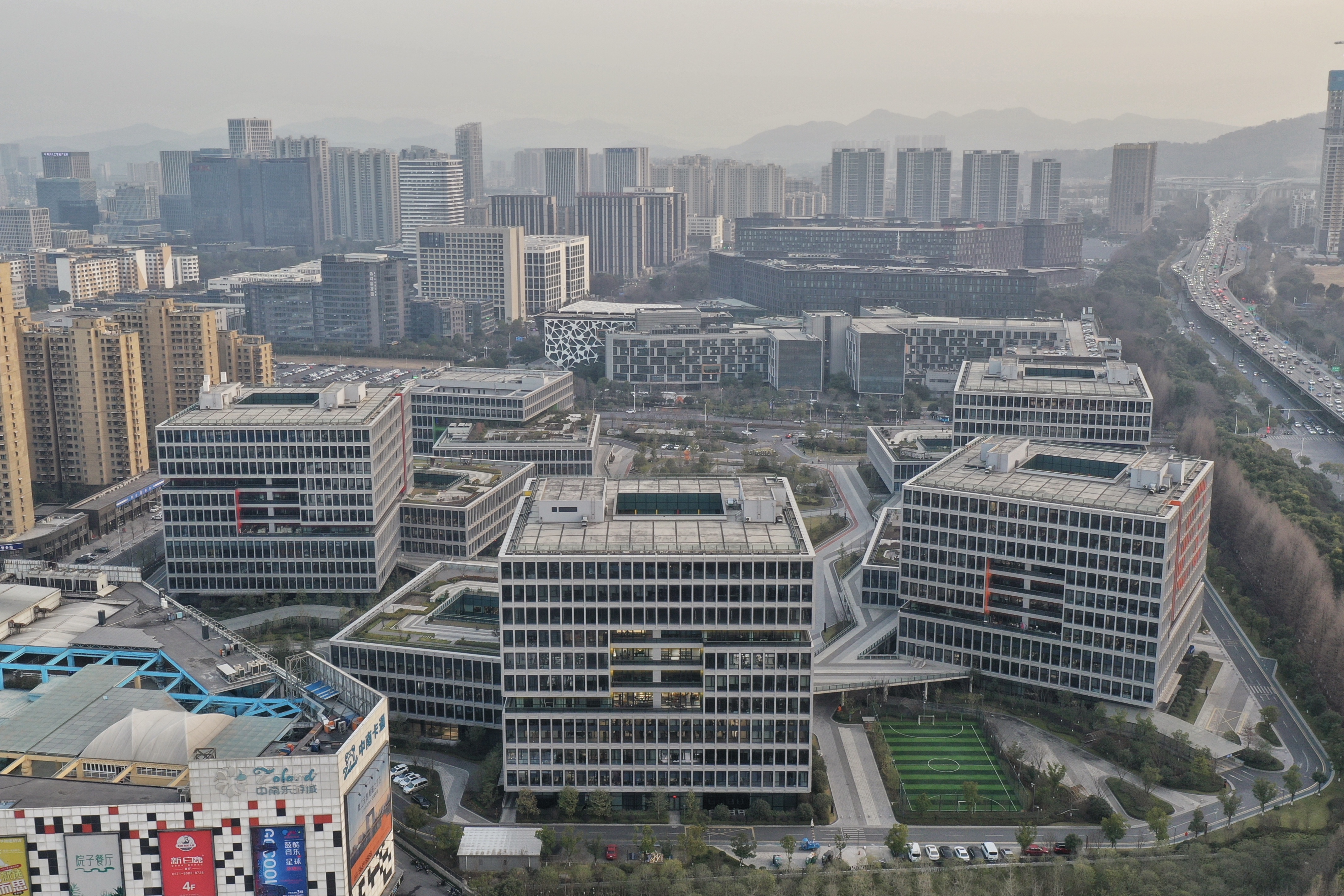 杭州阿里巴巴滨江中心办公建筑，2021年资料照片，非2026年文章发布现场。来源：Wikimedia Commons