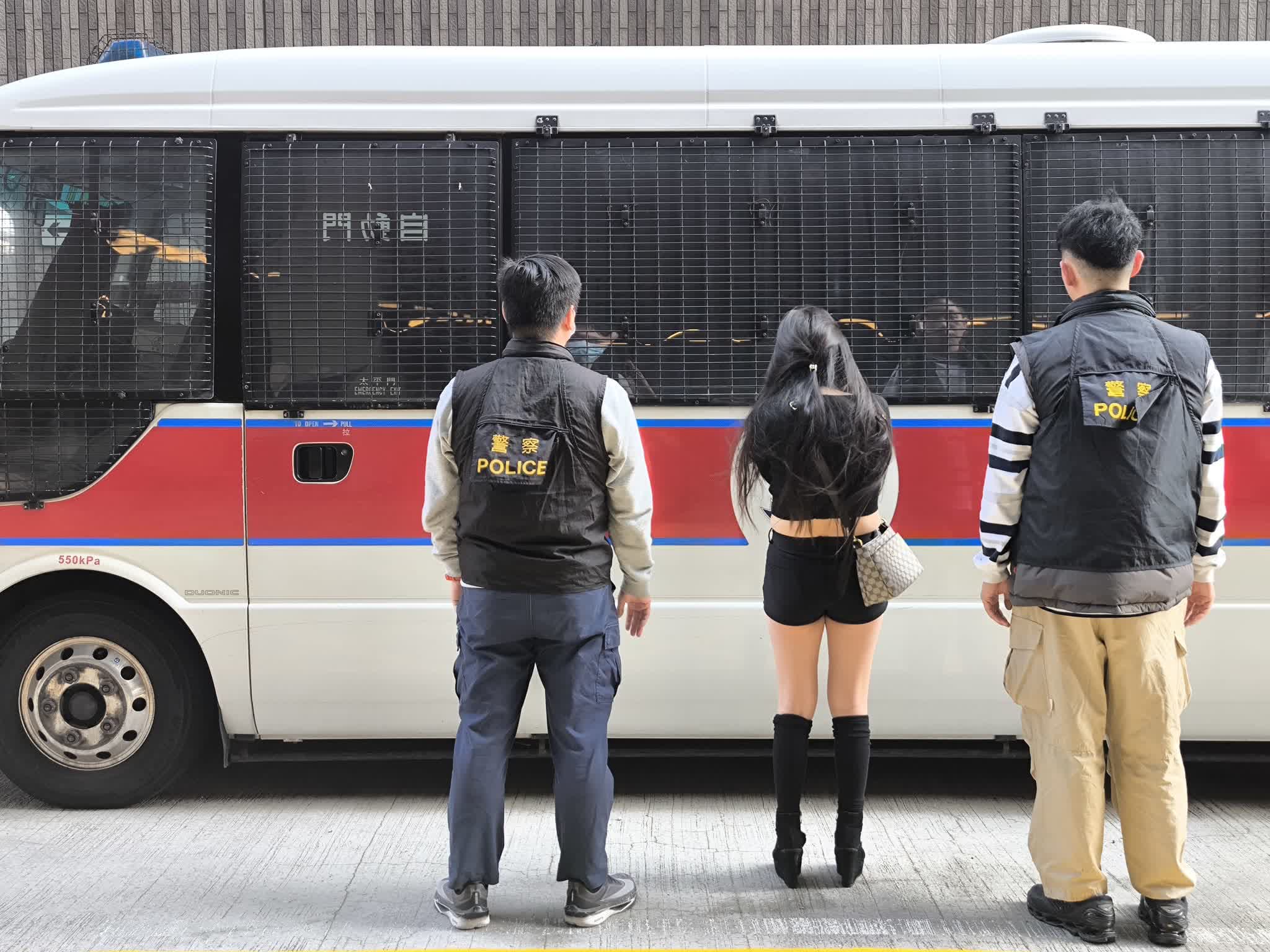 资料图：2026年2月香港警方处理非法性工作案件；该照片并非人口贩运受害者筛查现场，亦不表示画面中人员为人口贩运受害者｜来源：香港文汇报