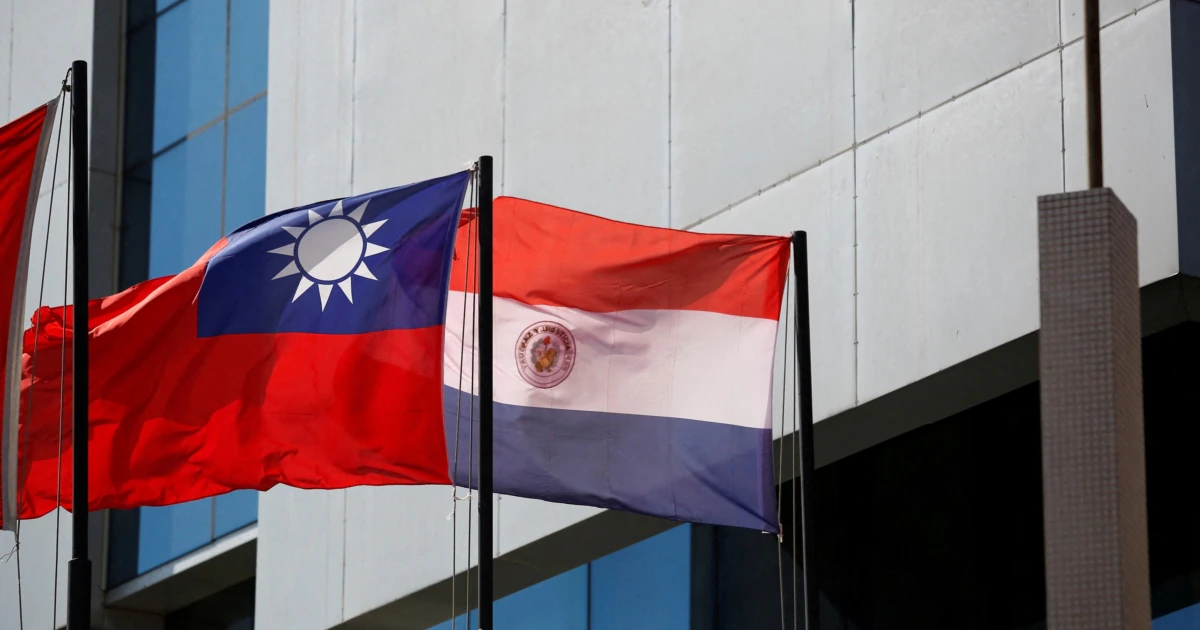 巴拉圭与台湾旗帜历史资料照片，非2026年制裁现场｜来源：美国之音