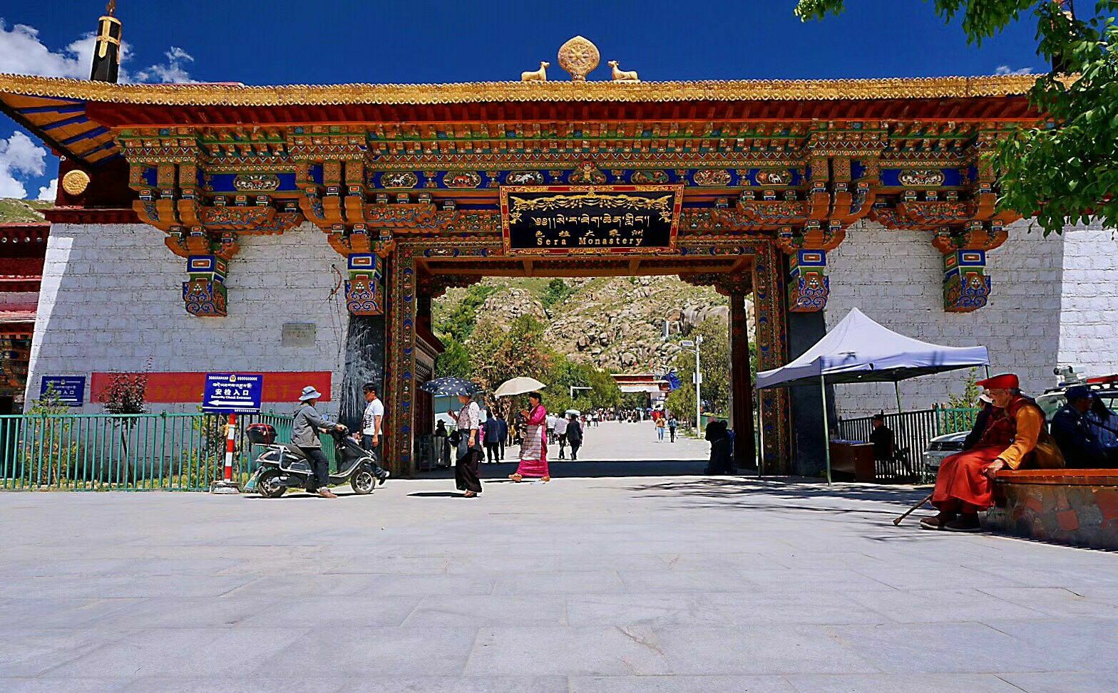 拉萨色拉寺入口历史资料照片。张毅在这座寺院被带走，但照片并非抓捕现场｜来源：携程历史景点图片