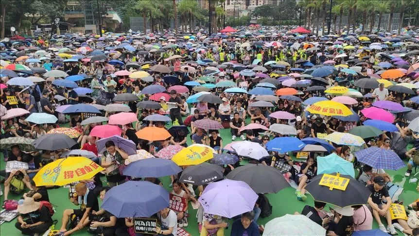 2019年8月18日，香港民主运动集会雨伞人群近景。历史资料图；无法据此辨认或推定今年在美遭拘留者的身份｜来源：安纳多卢通讯社（Anadolu Agency）