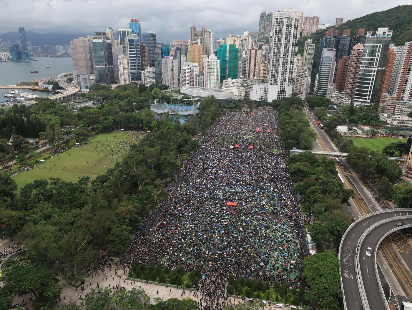 2019年8月18日，香港维多利亚公园反送中集会俯瞰。历史资料图；不涉及2026年在美被拘的12人｜来源：MPR News，2019年8月18日