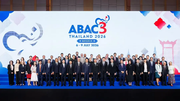 2026年7月9日，泰国曼谷APEC工商咨询理事会（ABAC）第三次会议合影。来自APEC官方网站，非11月深圳会议现场｜来源：APEC官网／深圳市外事办公室