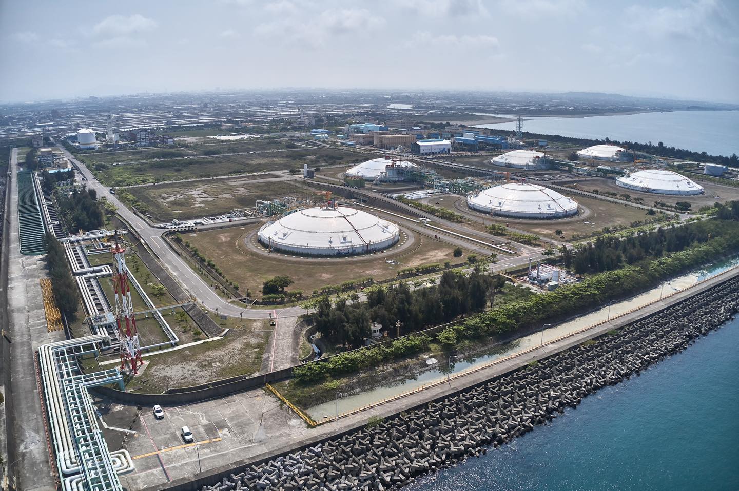 台湾高雄永安天然气接收站既有设施航拍资料图，用于呈现台湾实际进口能源设施；图源：梅花新闻｜来源：梅花新聞網／高雄永安LNG接收站航拍