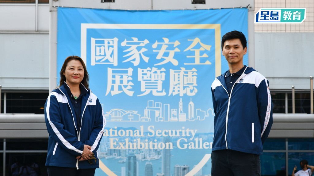 张素媚（左）与张宋铭在香港国家安全教育展览厅外。摄影：何健勇／星岛日报｜来源：星岛日报／何健勇