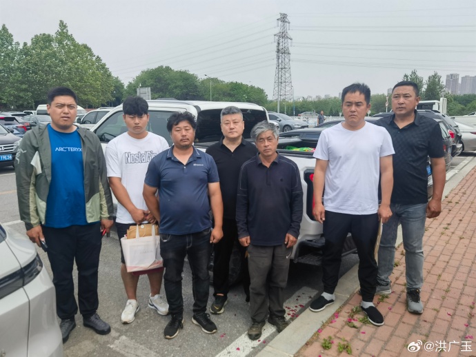 大连樱桃树争议农户历史合影,2024年调查材料公开。未逐人确认姓名,不作为2026年抓捕现场照片|来源:湘江时报转载农户原始合影