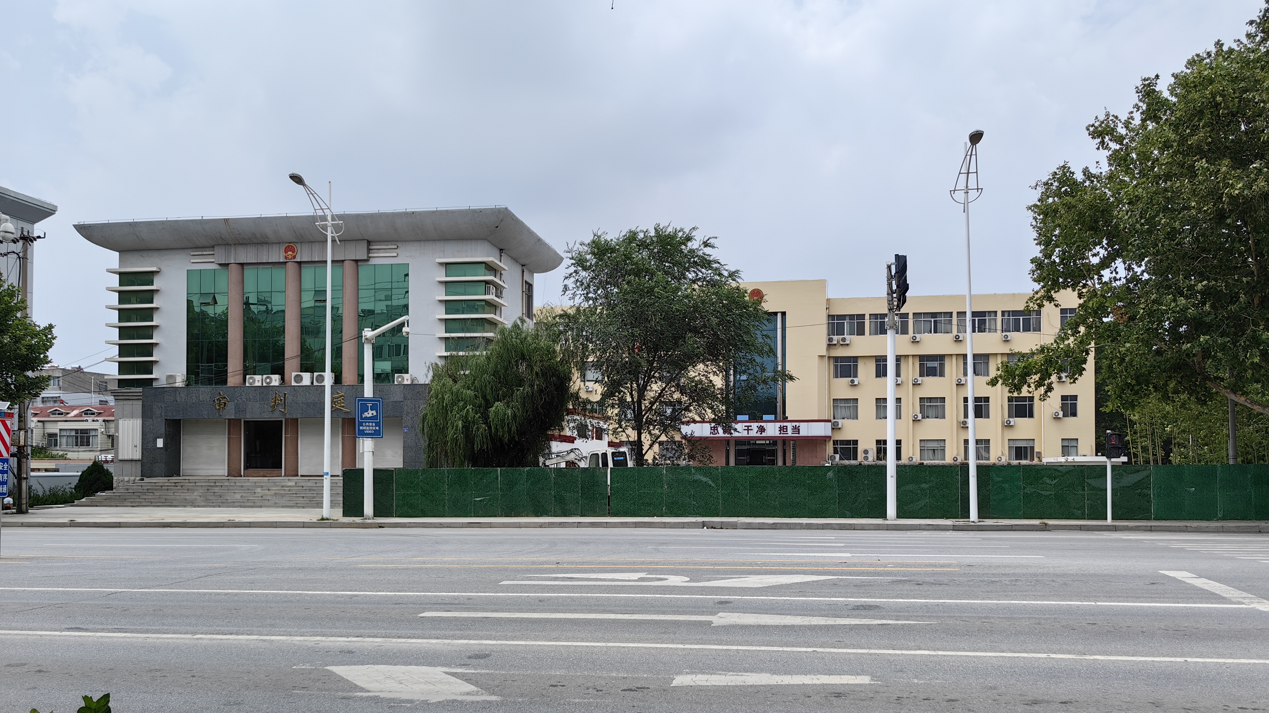 平度市人民法院2023年建筑资料照片,非李玉菊案庭审现场;来源:Wikimedia Commons|来源:https://commons.wikimedia.org/wiki/Category:Buildings_in_Pingdu