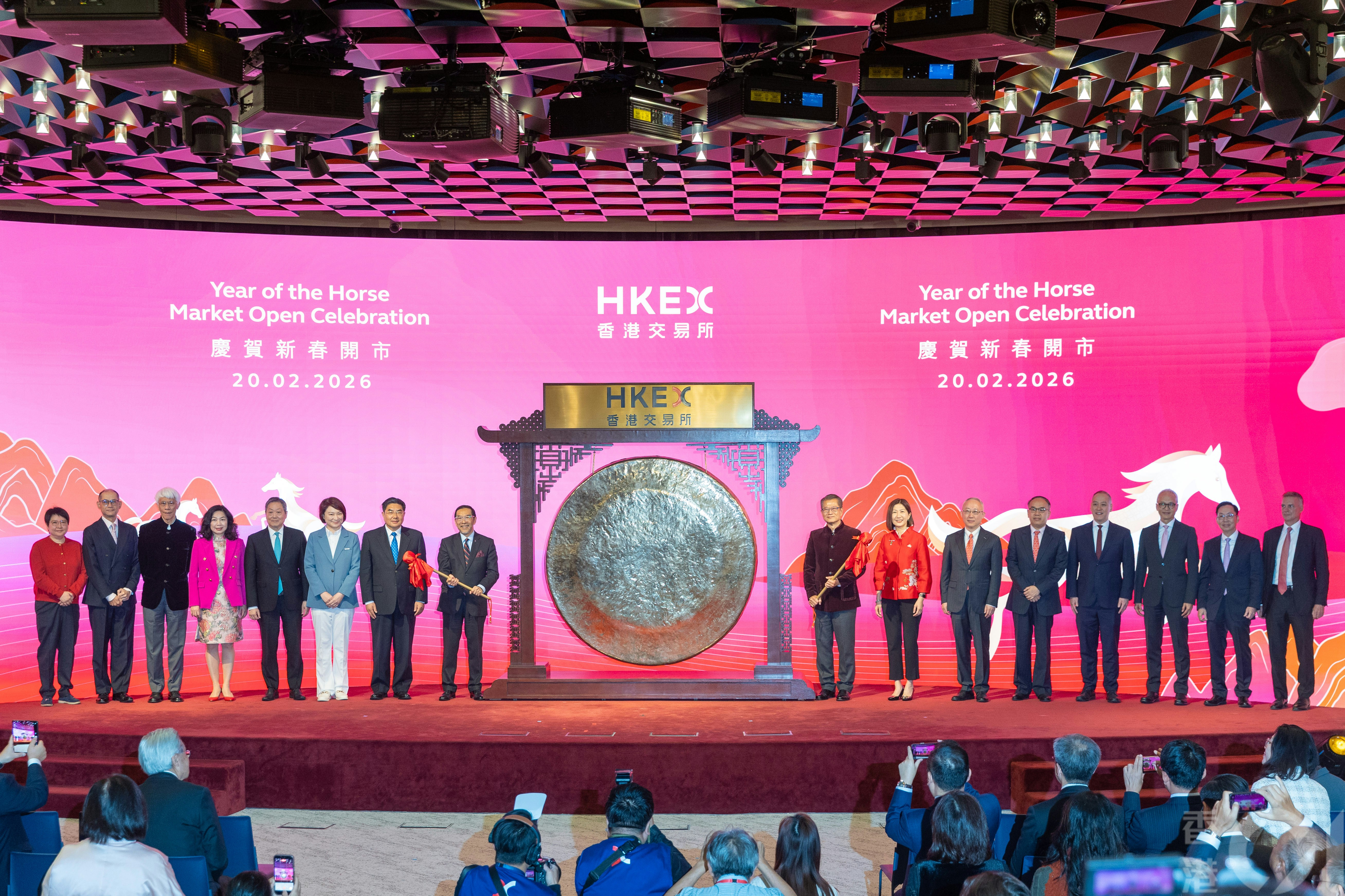 2026年2月香港交易所开市活动新闻影像；离岸信托常通过香港上市公司股份持有资产，图片非报道涉及的特定信托交易｜来源：香港01