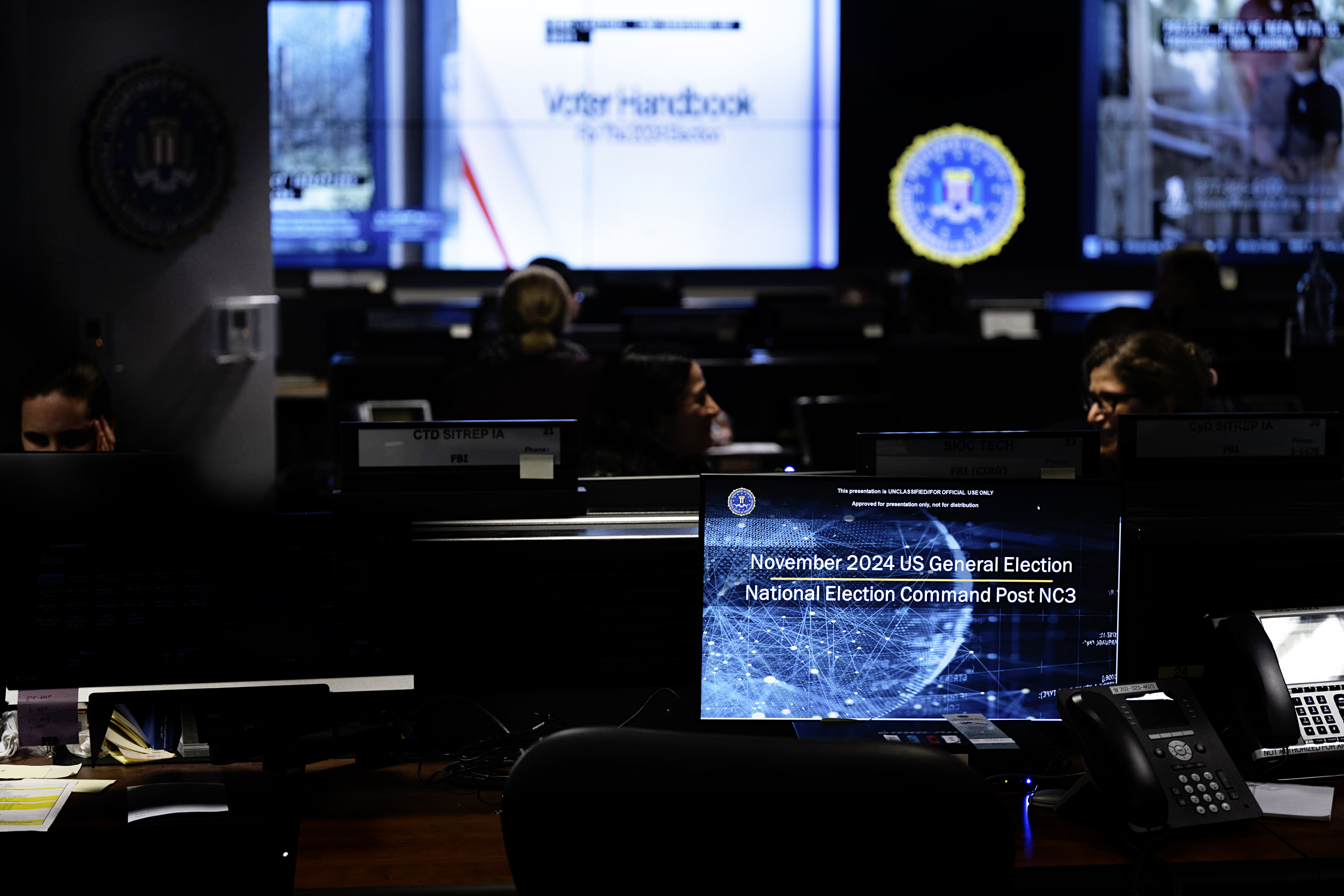 FBI于2024年11月拍摄的联邦选举安全指挥中心实景，非2026年新安全公告发布现场｜来源：美国联邦调查局 FBI