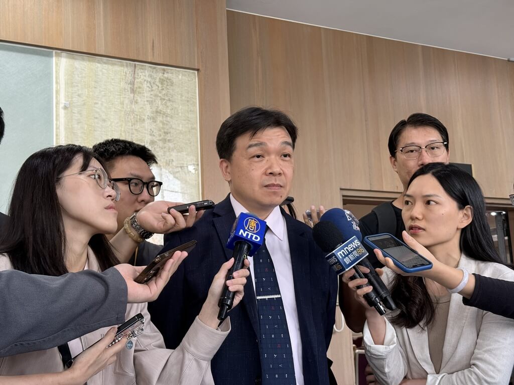 台湾大陆委员会副主委沈有忠2026年4月接受媒体采访的历史资料照，非9月新规座谈现场｜来源：芋传媒