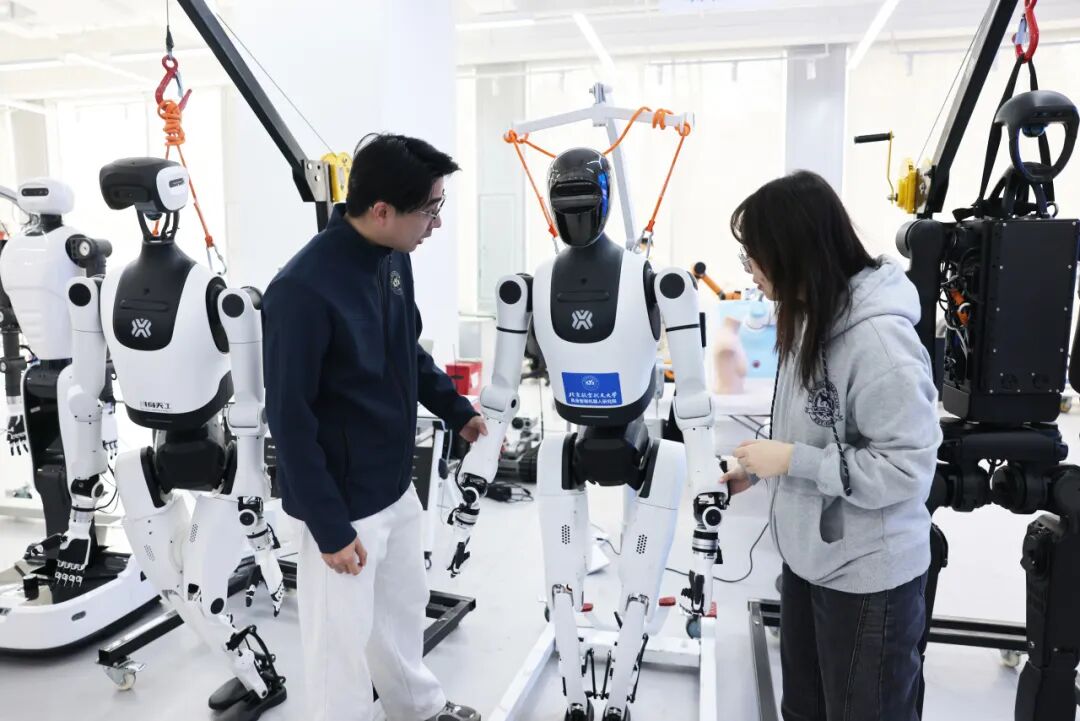 北京航空航天大学教学实验室内的机器人研发场景；资料图片｜来源：北京航空航天大学继续教育学院