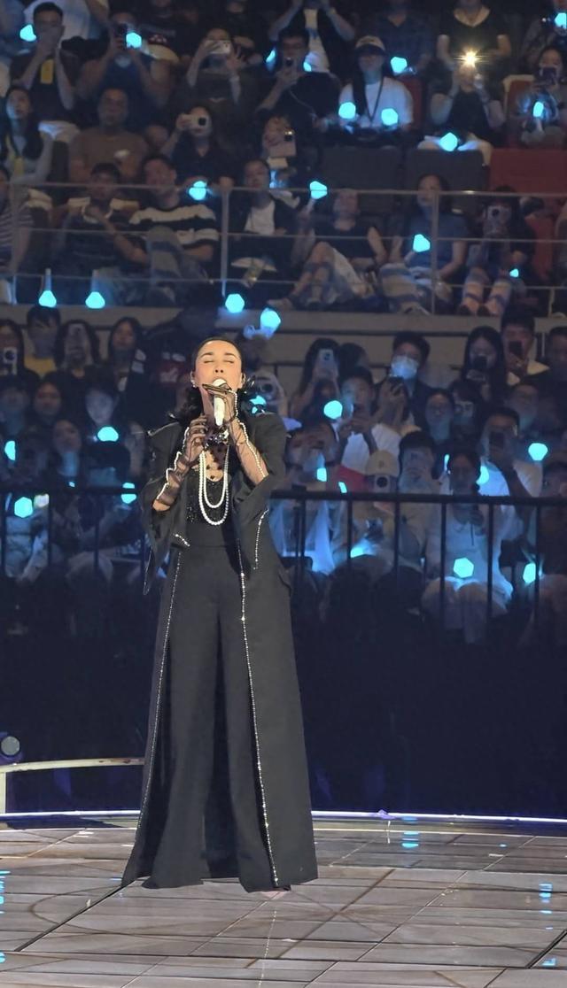 那英成都演唱会即兴悼念刘欢（9月资料图片）｜来源：新浪新闻