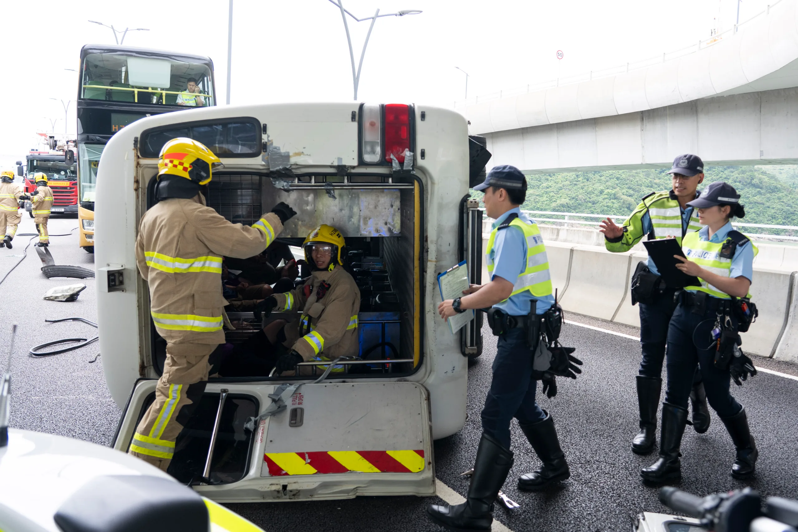 2026年6月11日，香港警务处与多个部门在港珠澳大桥香港连接路举行“炬辉”重大事故演习。资料照片，不是“AI城市大脑”运行画面。来源：香港保安局／警务处，https://www.sb.gov.hk/sc/gallery/department/sub_albums/hkpf2026061101.html