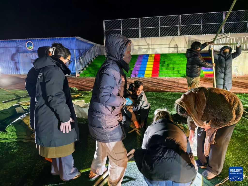 10月23日巴青地震后，江绵乡灾民安置现场的另一张照片。新华社发，与封面不同｜来源：新华社2026年10月23日巴青县震后安置现场