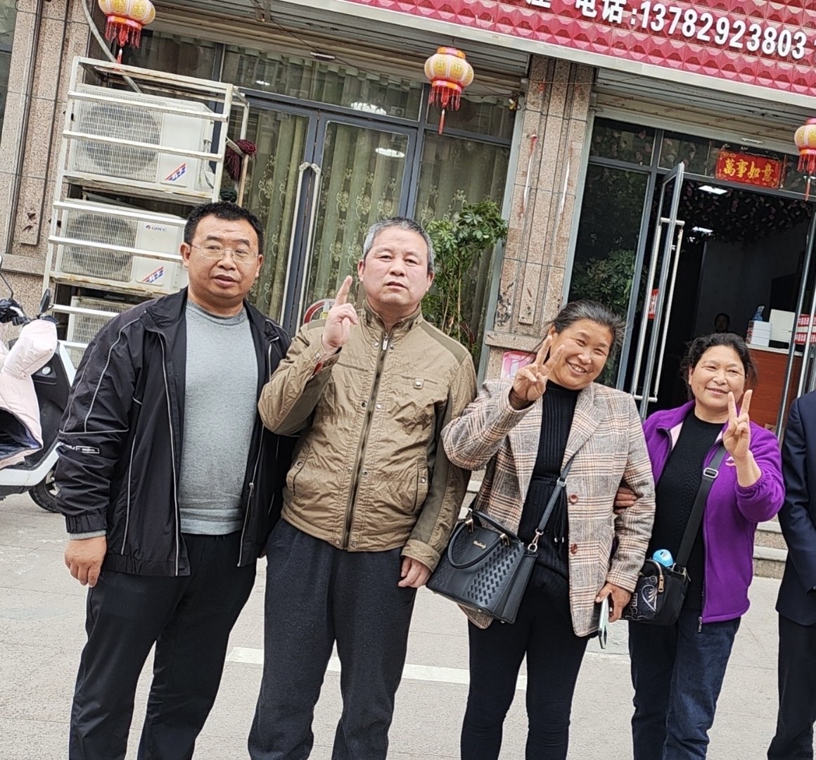2024年4月，邢望力此前一段刑期结束后的亲友合影。来源：大纪元资料照片；非2026年三门峡监狱现场｜来源：大纪元2024年4月邢望力获释资料照片